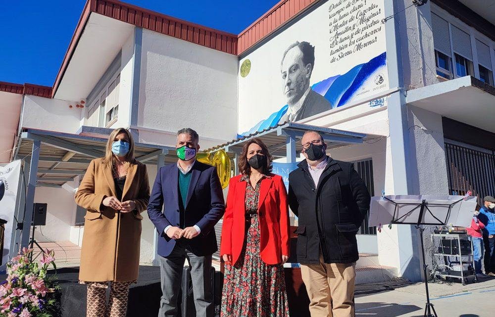El colegio Antonio Machado de Baeza inaugura un mural dedicado al poeta