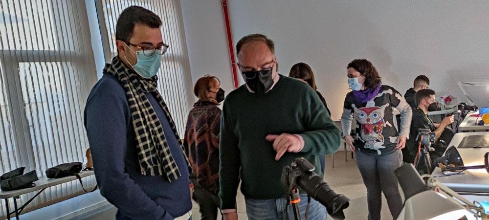 Diego Cano junto a Jesús Delgado en el taller de fotografía.