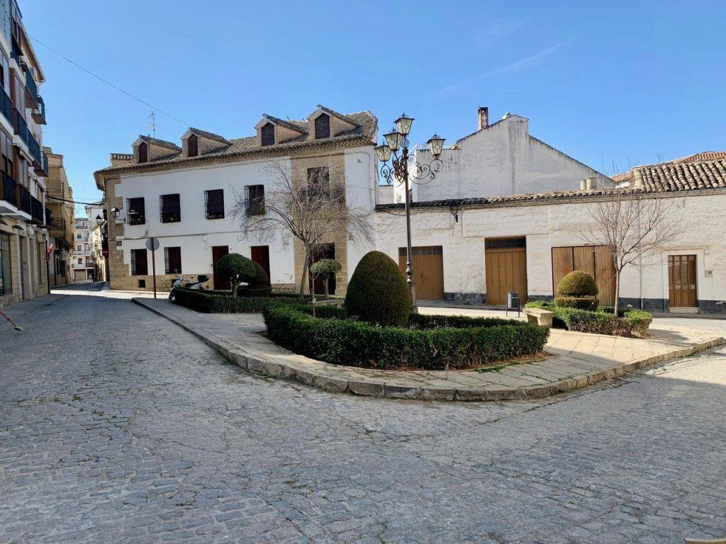 Vista de la Plaza Cándido Elorza de Baeza.
