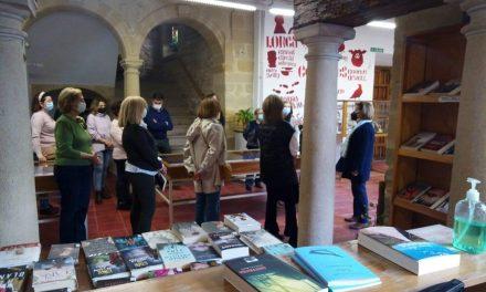 El club de lectura del Centro de Educación Permanente ‘La Loma’ visitan el Archivo Histórico y la Biblioteca de Baeza