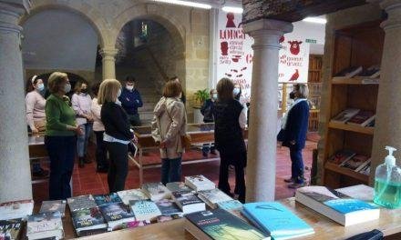 El club de lectura del Centro de Educación Permanente ‘La Loma’ visitan el Archivo Histórico y la Biblioteca de Baeza