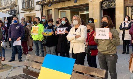 Baeza se solariza con el pueblo ucraniano en una concentración por la Paz