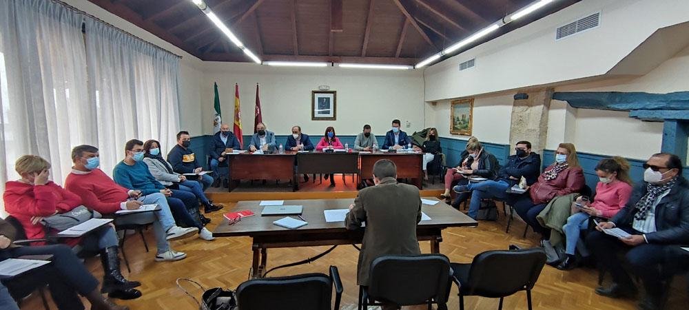 Miembros de la Corporación Municipal durante el pleno extraordinario.