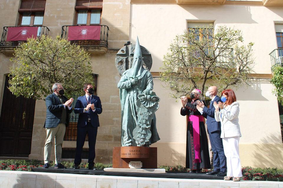 Momento de la inauguración del monumento a la Semana Santa de Úbeda
