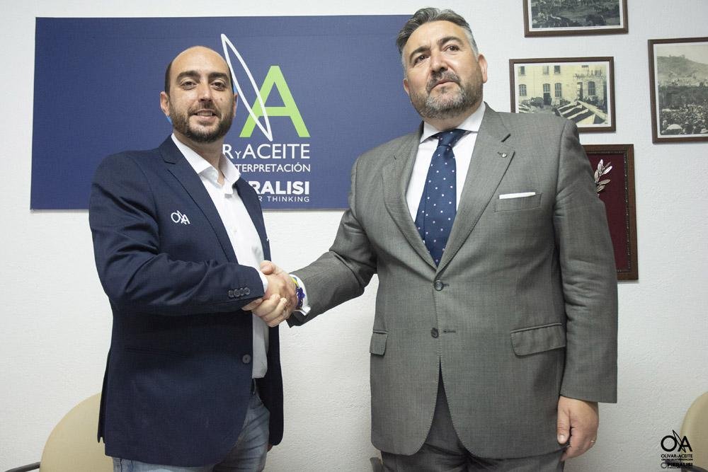 Javier Gámez junto Ángel Martínez, tras la firma del convenio.