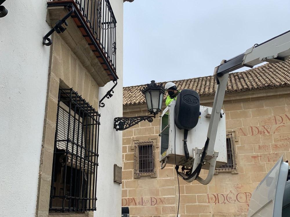 Un operario revisando las luces.