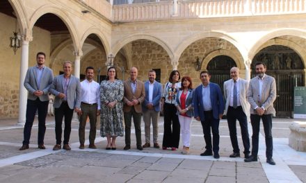 El presidente de la Diputación de Jaén valora la riqueza y el empleo que genera el comercio ambulante en la provincia