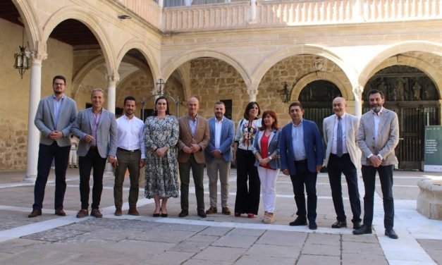 El presidente de la Diputación de Jaén valora la riqueza y el empleo que genera el comercio ambulante en la provincia