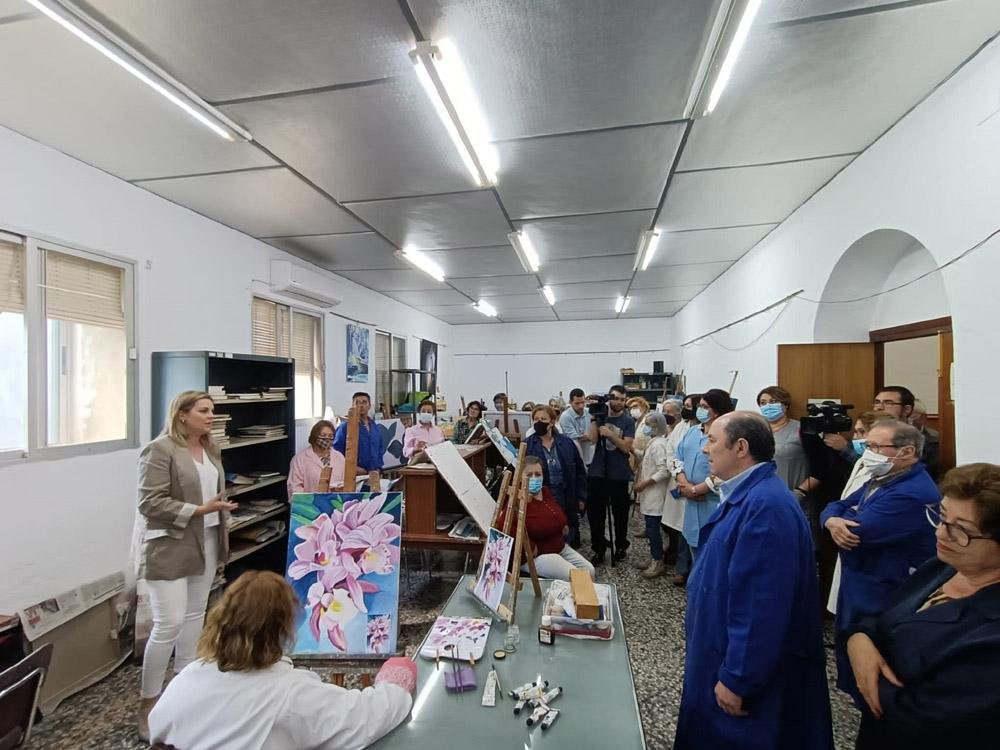 Visita de la alcaldesa a la Escuela de Artesanía.