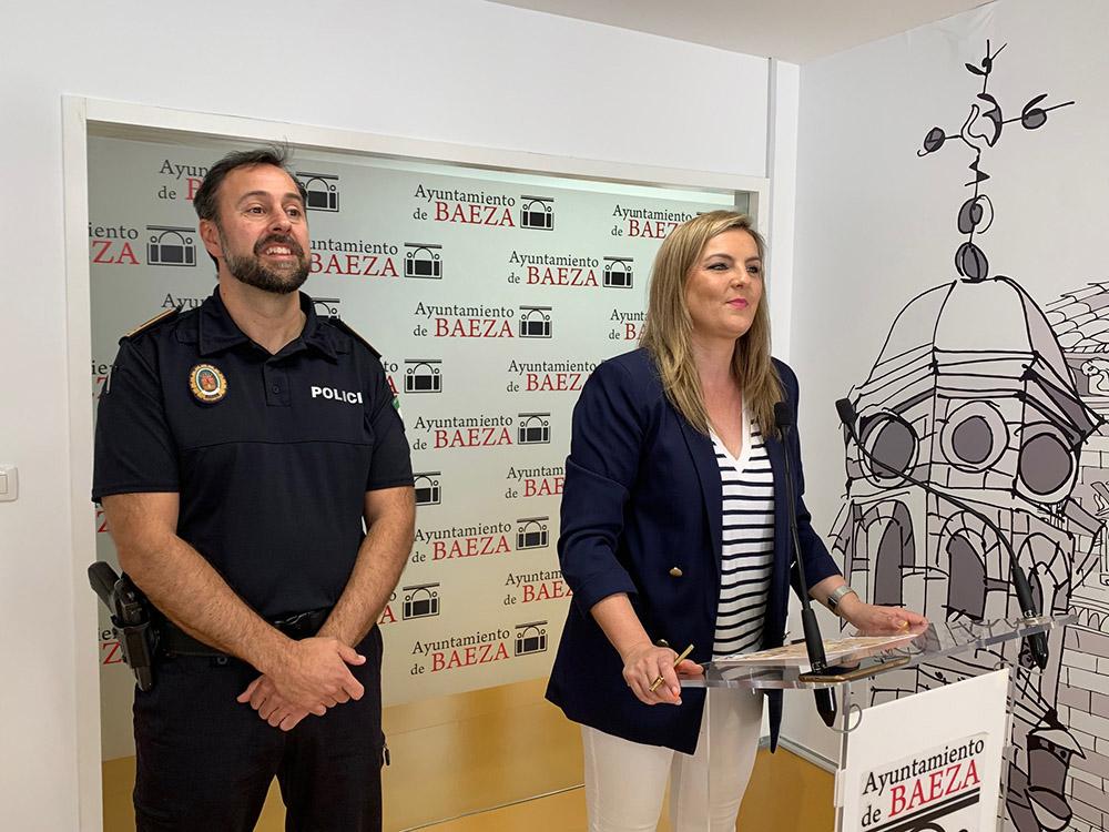 La alcaldesa de Baeza, Lola Marín junto al jefe de Policía, Juan Ángel Padilla