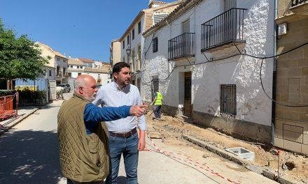 El Ayuntamiento de Baeza amplia el acerado en la Acera de la Trinidad