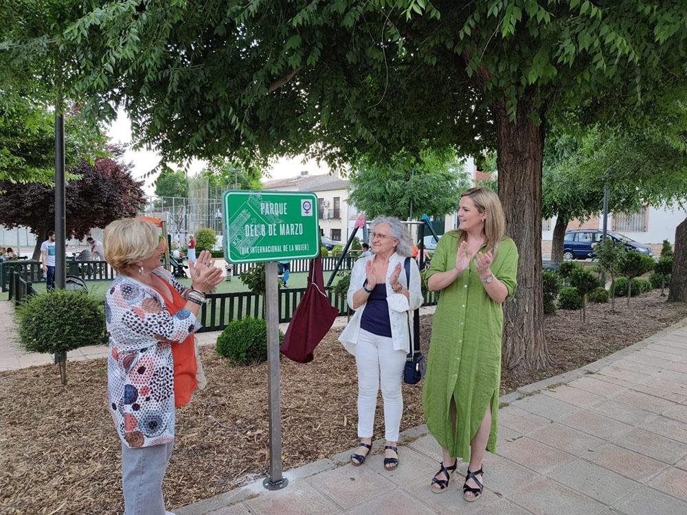 Acto de descubrimiento de la placa conmemorativa 'Parque 8 de marzo.