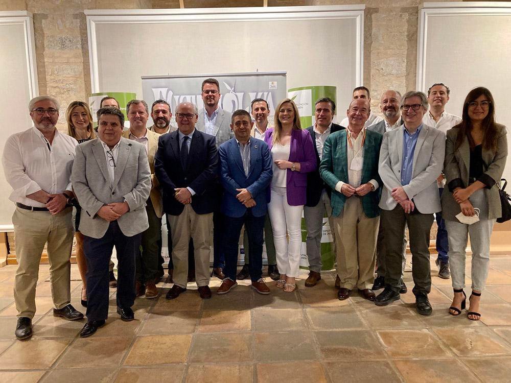 Autoridades participantes en esta presentación junto a representantes de entidades colaboradoras de Futuroliva 2022.