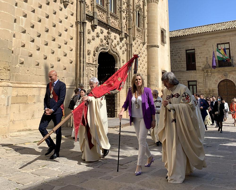 Los alcaldes caminan en procesión hasta la Santa Iglesia Catedral de Baeza.