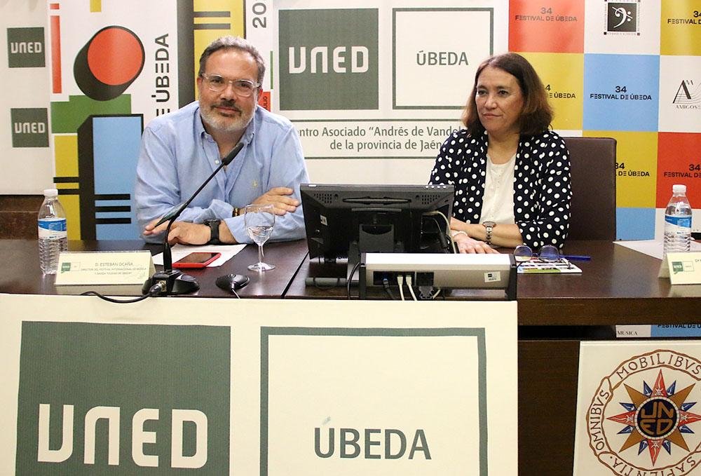 Esteban Ocaña y María Luisa Grande, en la presentación de la ‘Academia’.