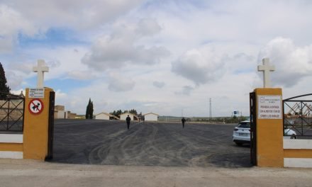 Úbeda mejora el pavimento de la zona de aparcamiento del cementerio municipal