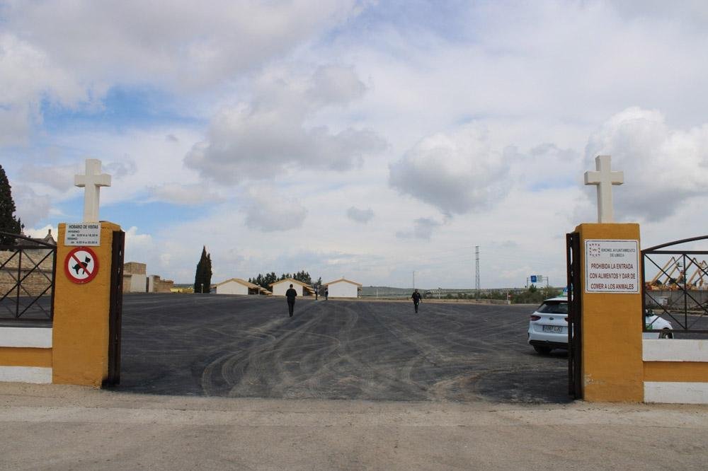 Zona de aparcamiento del cementerio.