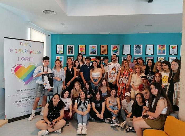 Alumnos, directora del centro y la concejala del Área en la exposición.
