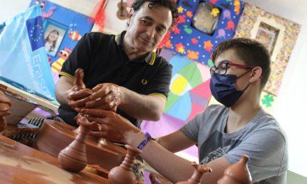 El alumnado del centro educativo ‘Antonio Machado’ de Úbeda participa en un taller de alfarería