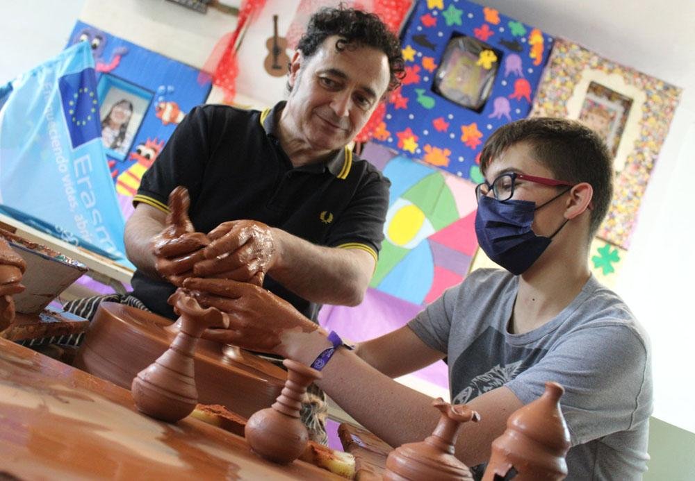 Juan Pablo Martínez ‘Tito’ junto a un alumno del centro ‘Antonio Machado’ durante el taller.