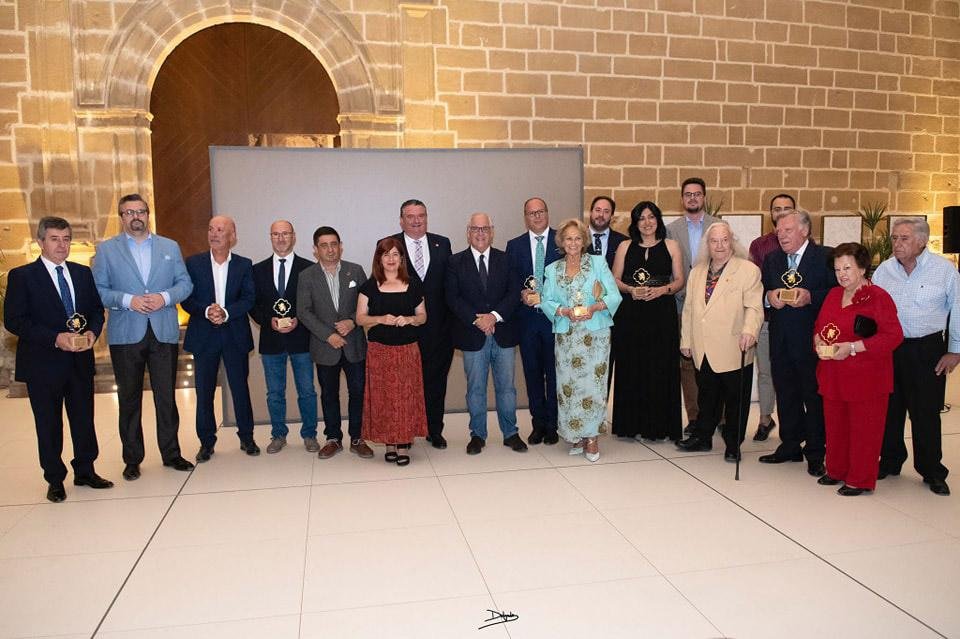 Foto de Familia de todos los galardonados en los Premios de Alciser. Jesús Delgado.