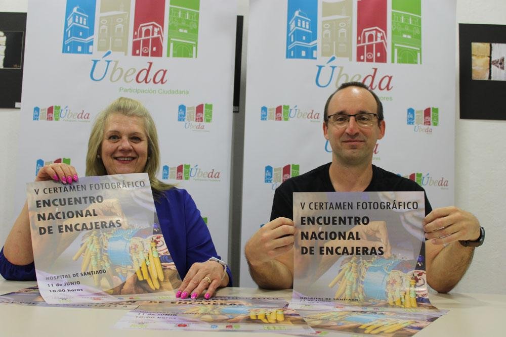Magdalena Urrutia, Francisco Caravaca, tras la presentación del certamen.