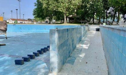 La Piscina Municipal de Baeza más accesible gracias a la construcción de una rampa de acceso