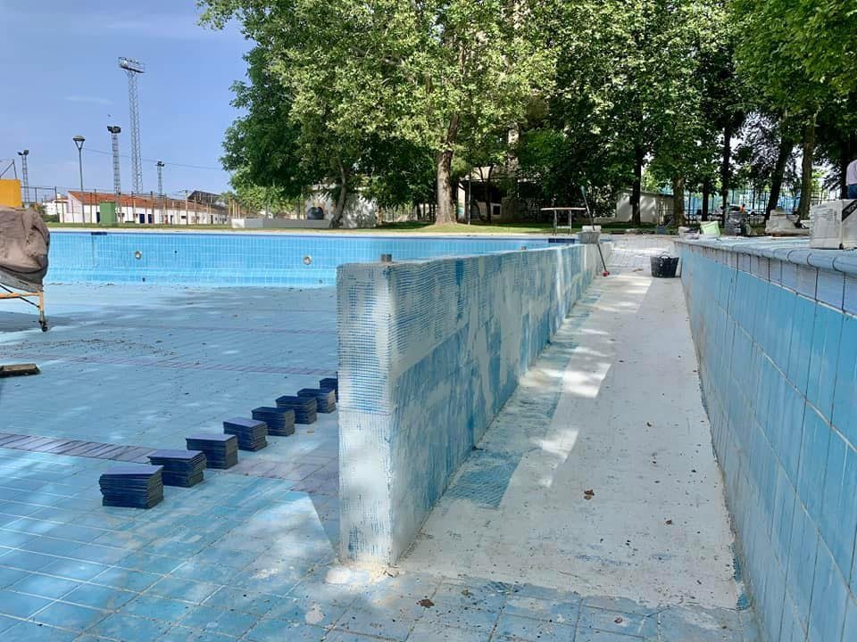 Estado actual de las obras en la Piscina Municipal de Baeza.