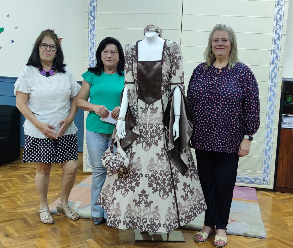 Presentación del sorteo de un vestido renacentista para colaborar con la Asociación de Alzheimer. U.C