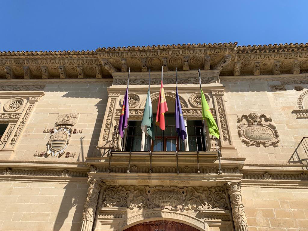Banderas a media asta en el Ayuntamiento de Baeza.