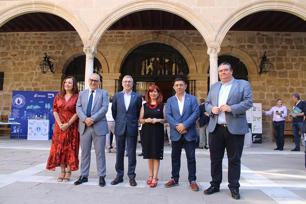 Catalina Madueño, Joaquín Páez, Hugo Morán, Antonia Olivares, Francisco Reyes y Bartolomé González, antes de comenzar esta actividad.- Ú.B