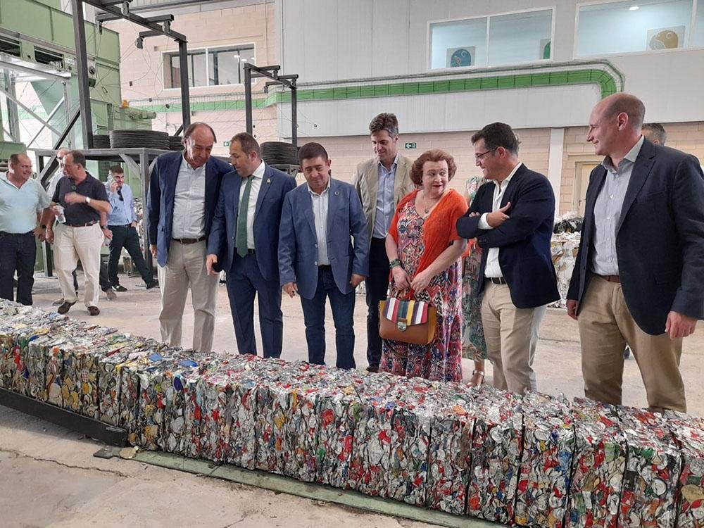 El presidente de la Diputación, junto al resto de autoridades, han recorrido las instalaciones de la planta.