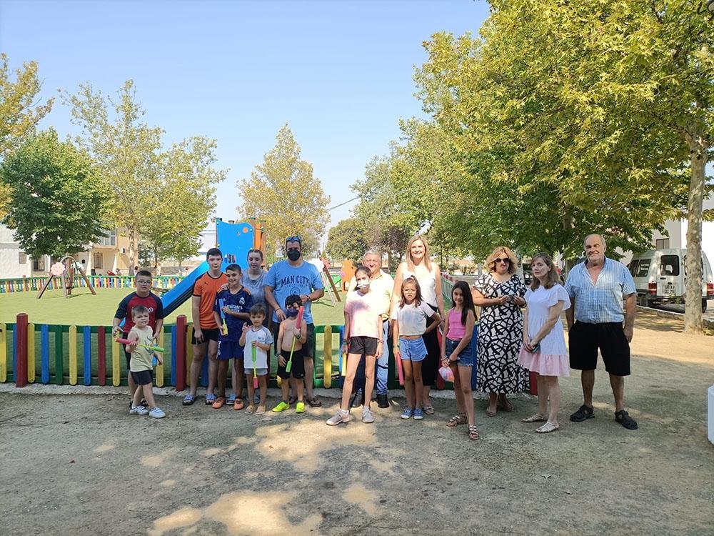Lola Marín y Beatriz Martín, visita las obras en el Parque Infantil del Puente del Obispo.