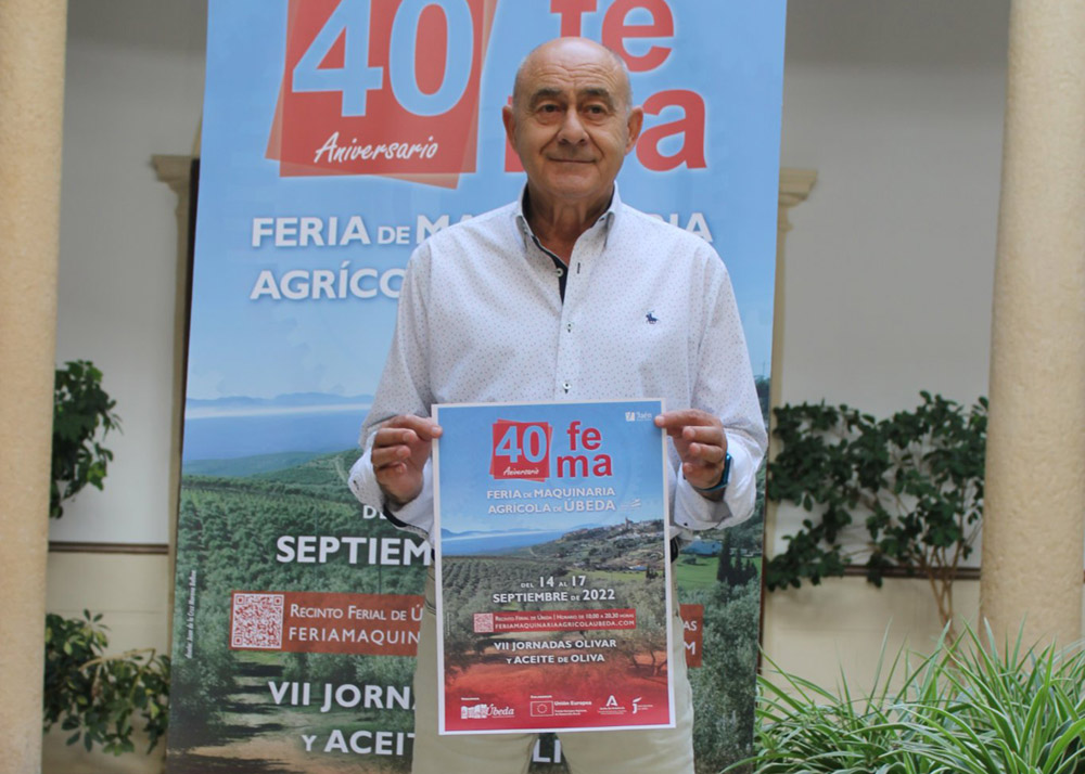 José Luis Madueño con el cartel anunciador de la Feria de Maquinaria en su presentación.