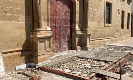 Intervención en la puerta del Ayuntamiento de Baeza para mejorar la accesibilidad a la casa consistorial