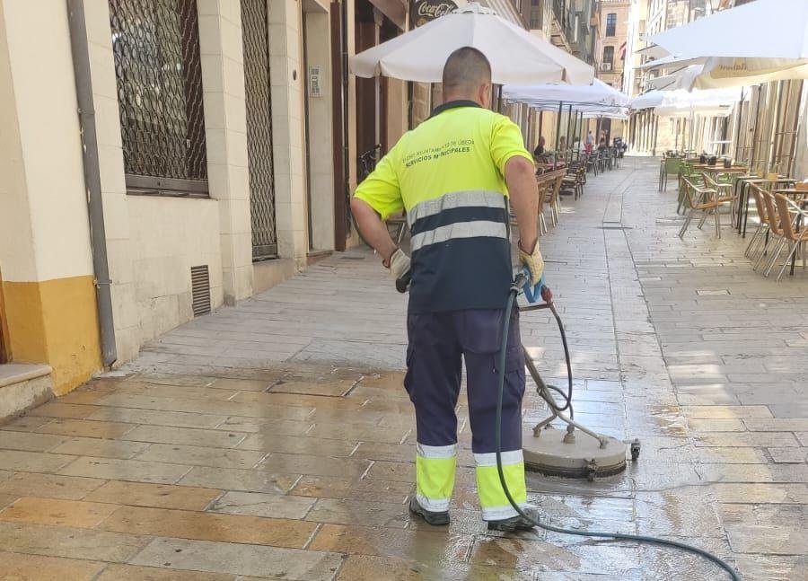 Un operario en labores de limpieza de este residuo.