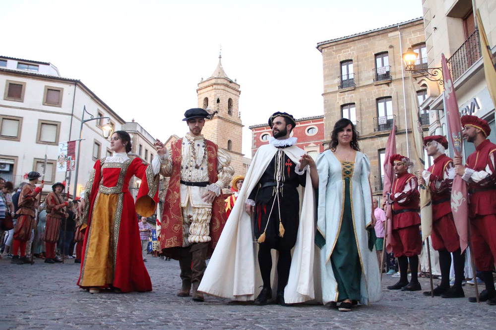 El emperador Carlos I de España y V de Alemania es recibido en la Plaza de Andalucía por el secretario imperial Francisco de los Cobos.