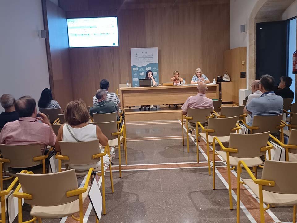 Un momento de la reunión con los vecinos