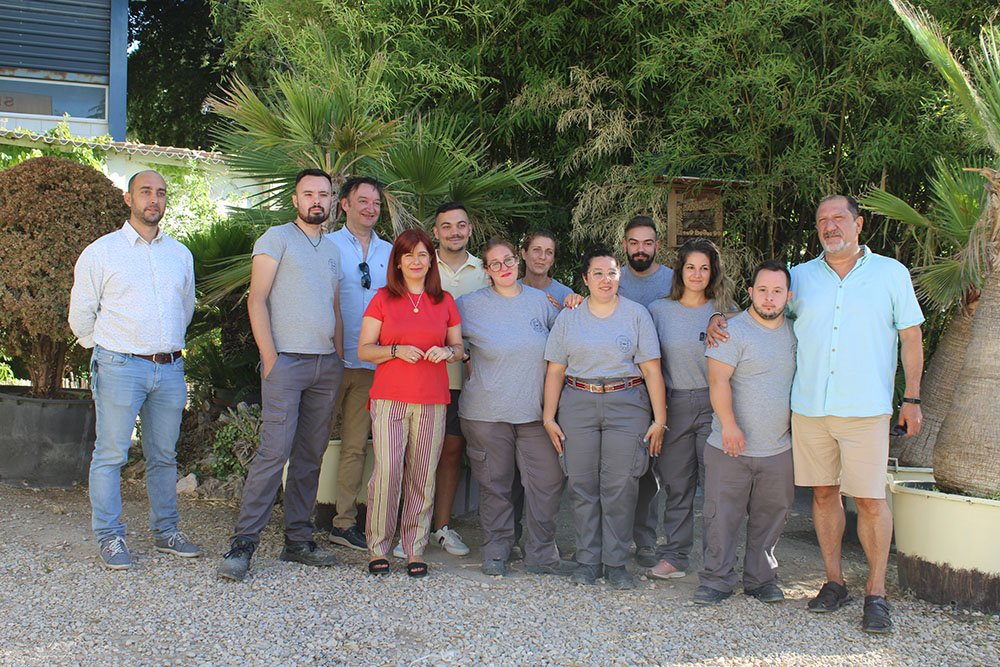 La alcaldesa visita a los alumnos del taller.