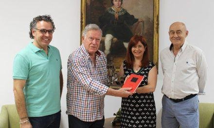 El alfarero Paco Tito entrega al Consistorio ubetense uno de sus famosos ‘Quijotes’