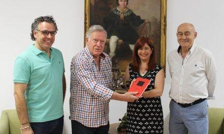 El alfarero Paco Tito entrega al Consistorio ubetense uno de  sus famosos ‘Quijotes’