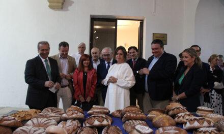 Catalina García valora el esfuerzo innovador del sector del pan para ayudar a las personas con intolerancias alimenticias