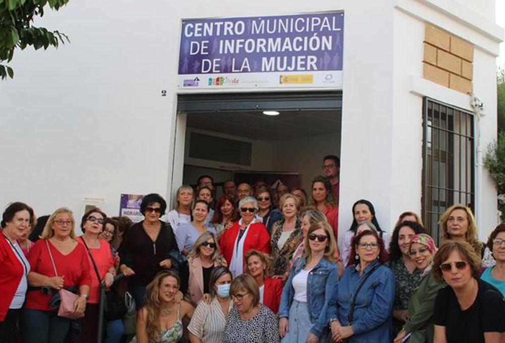 u.c. Foto de familia en la inauguración del Centro Municipal de Información a la Mujer de Úbeda.