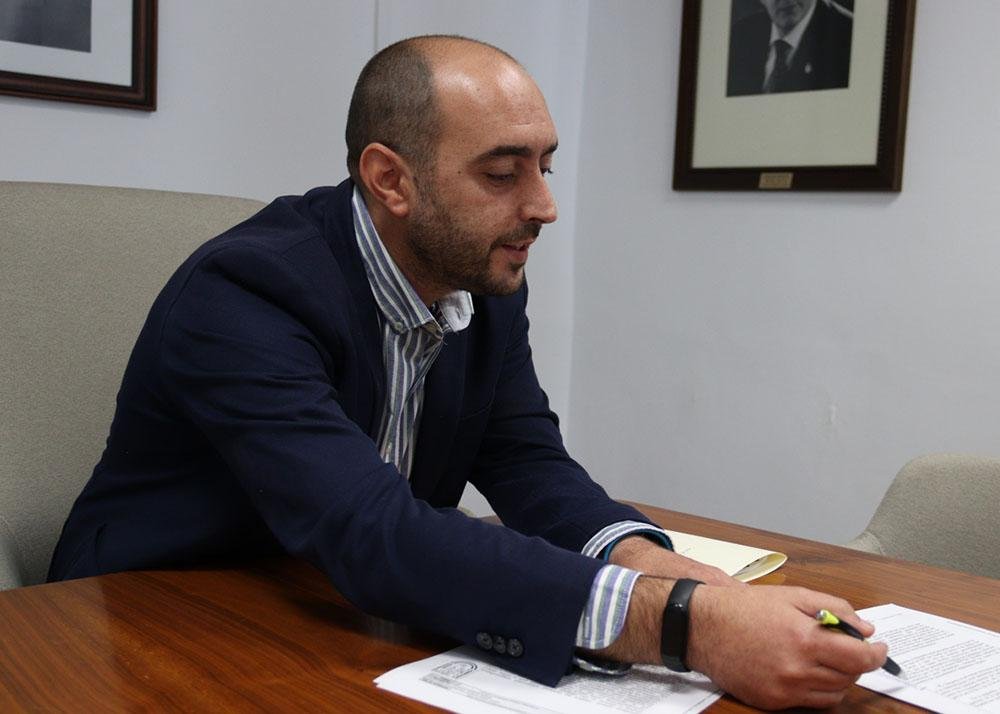 Javier Gámez, concejal de Personal, durante su intervención.