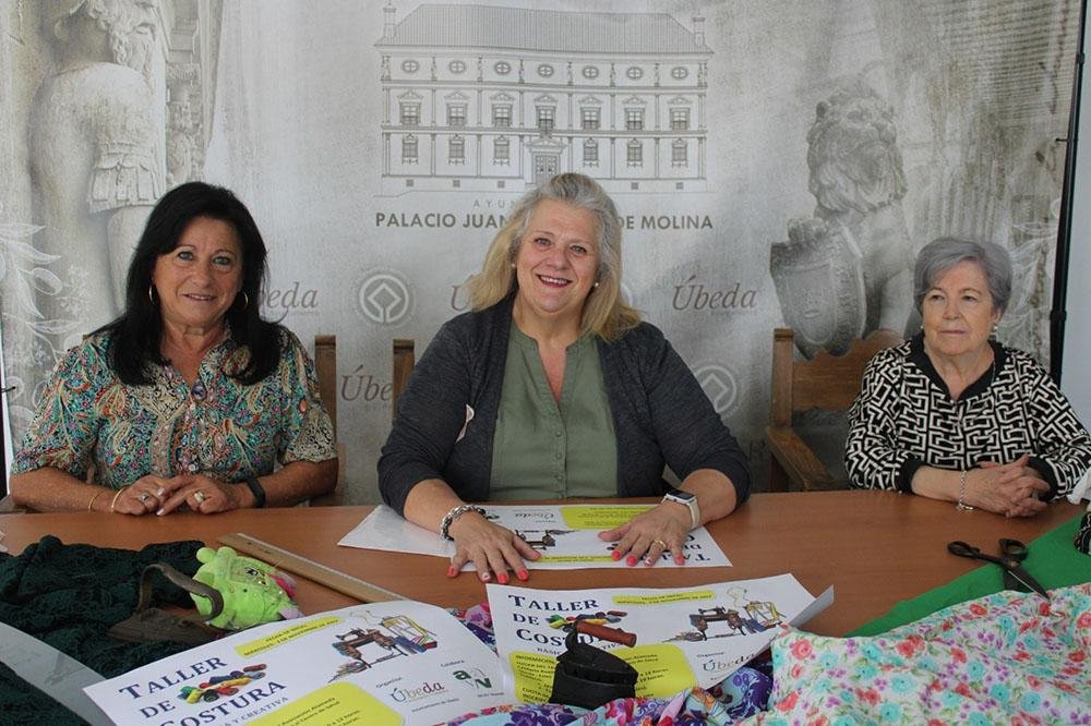 Magdalena Urrutia junto a Elia Garrido y Adoración Moreno.