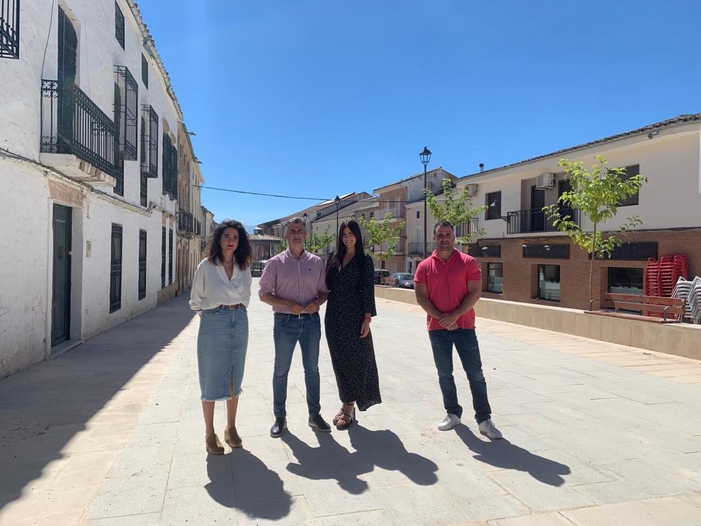 José Luis Agea y Eufrasia Martínez, en el centro, durante su visita a estas obras en Begíjar.