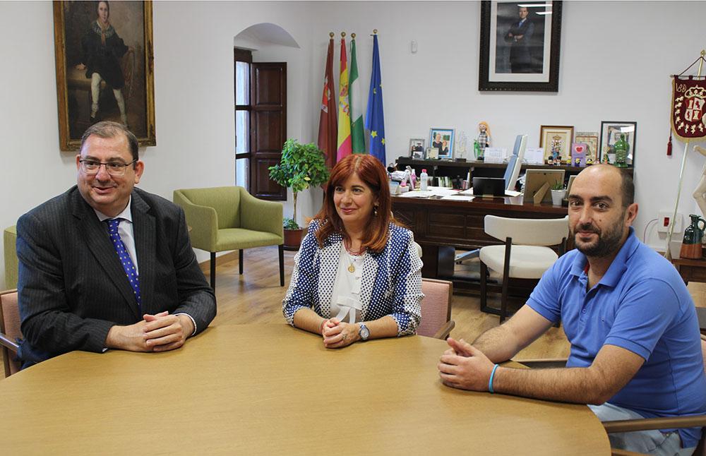 Javier Calvente, Antonia Olivares y Javier Gámez durante la visita.
