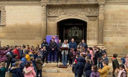 Los centros educativos de Baeza participan en la concentración con motivo del 25 de noviembre