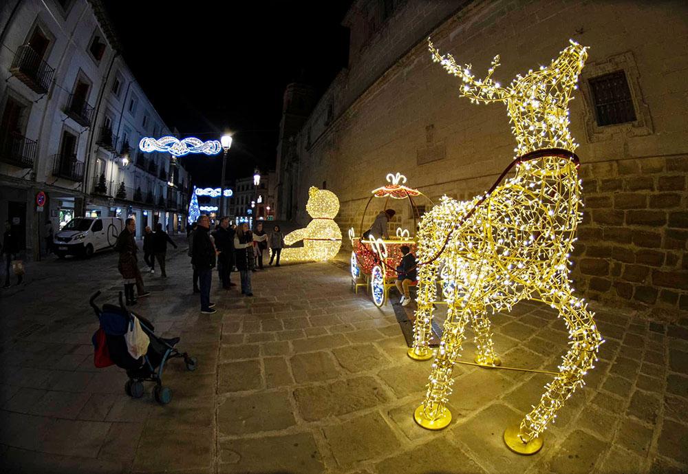 Carroza tirada por un ciervo, uno de los elementos luminosos más llamativos instalado en la céntrica Calle Corredera de la ciudad,