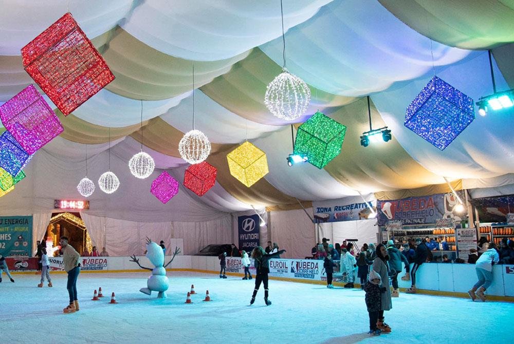 la Pista de de Patinaje sobre hielo ubicada en la carpa de la Plaza de Toros de Úbeda